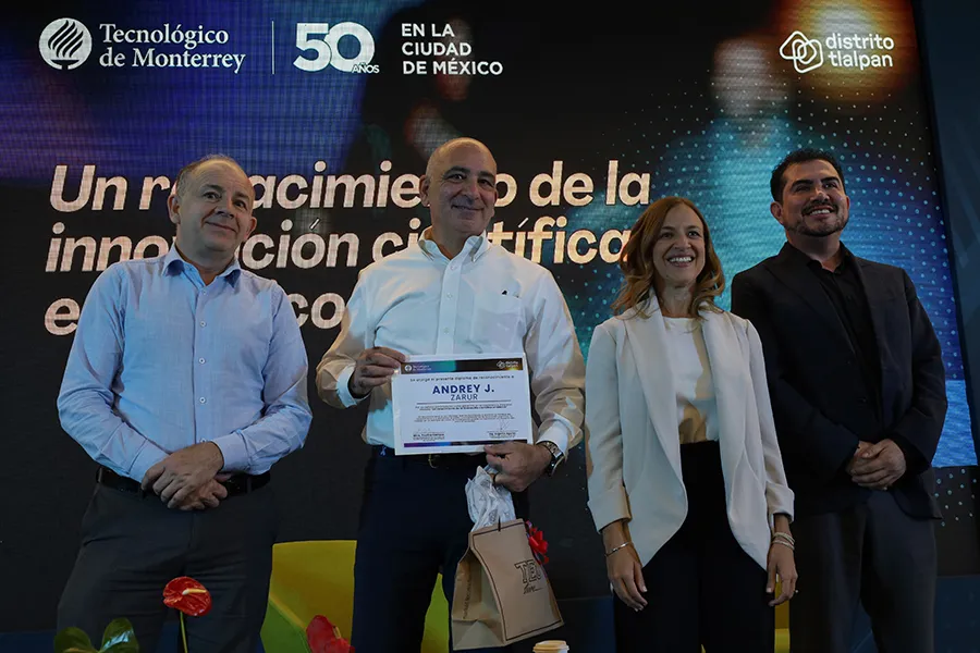 Andrey Zarur, profesor del MIT, junto a directivos del Tec de Monterrey durante la conferencia &ldquo;Un renacimiento de la innovaci&oacute;n cient&iacute;fica en M&eacute;xico.