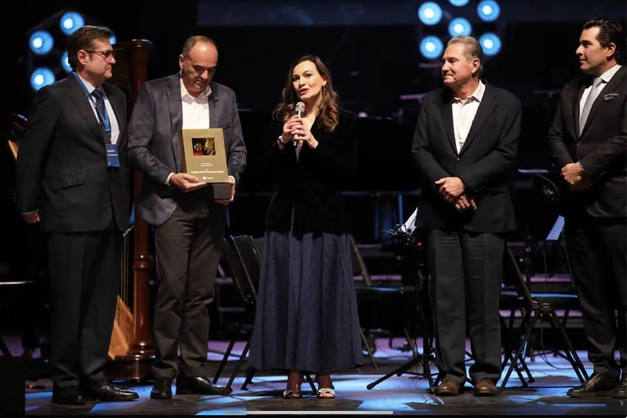 Angélica Bojórquez recibiendo premio Enrique Luken