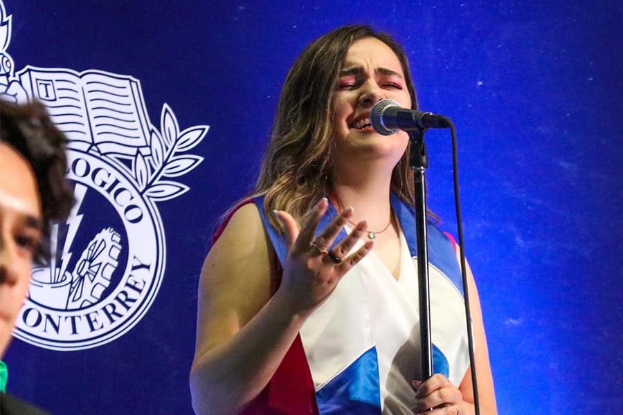Ana Lucía cierra cantando durante su graduación