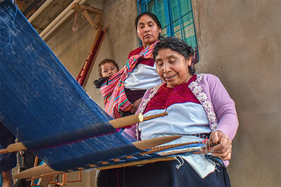 Ana Lucía Aguilar también tuvo la oportunidad de retratar a un grupo de mujeres tejedoras de San Andrés Larráinzar, Chiapas, con las que alumnos del Tec colaboran.