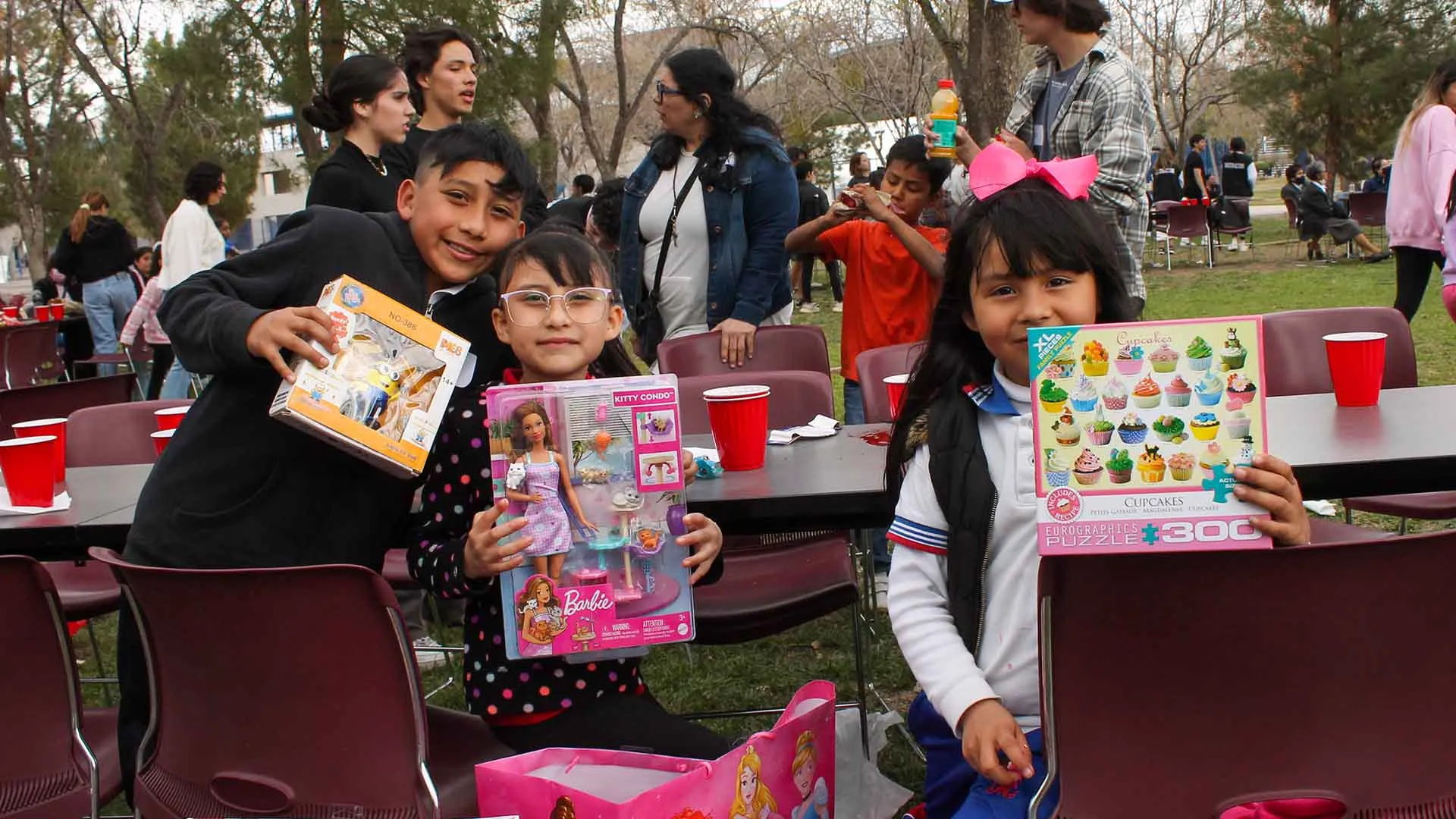 niños de apadrinando corazones con sus regalos