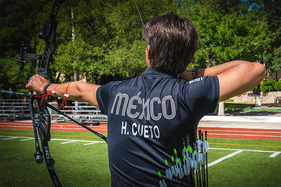 Arquero Hugo Cueto apuntando con arco.