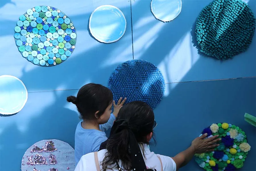 Niña sintiendo las texturas del habitáculo