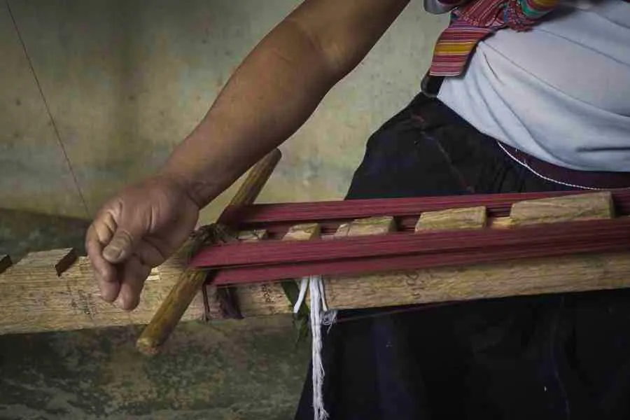 Proceso de telar de cintura maya en Chiapas
