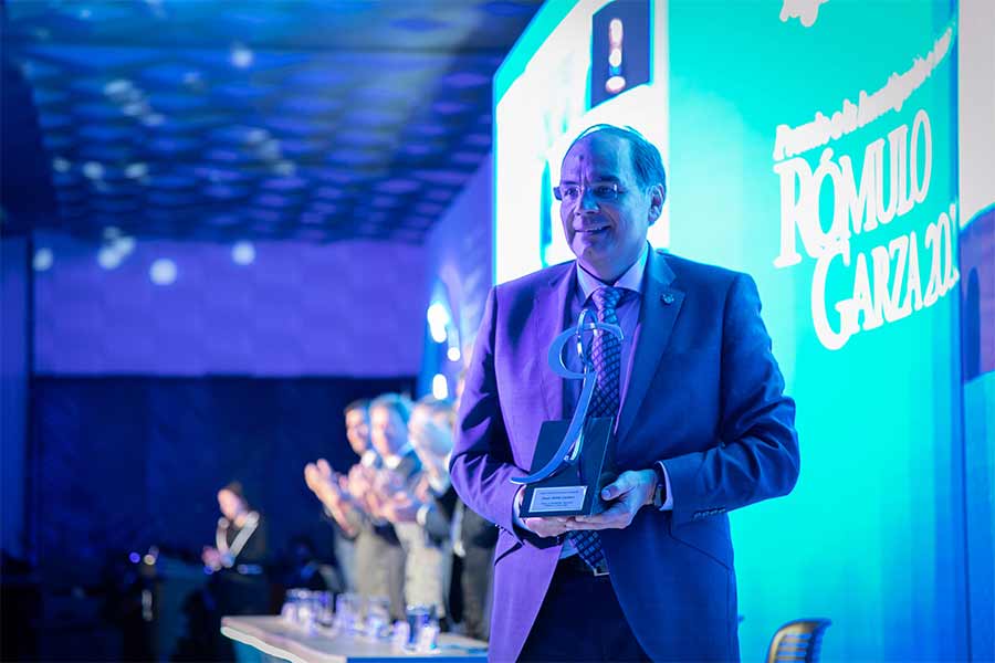 El Dr. Arturo Molina fue reconocido con el Premio INSIGNIA 2023.