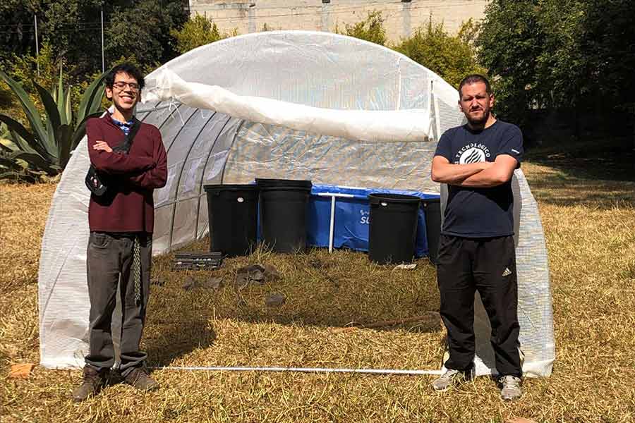 Arturo Rivas y Giuseppe Rubulotta construyendo el primer invernadero acuapónico de Chinampac