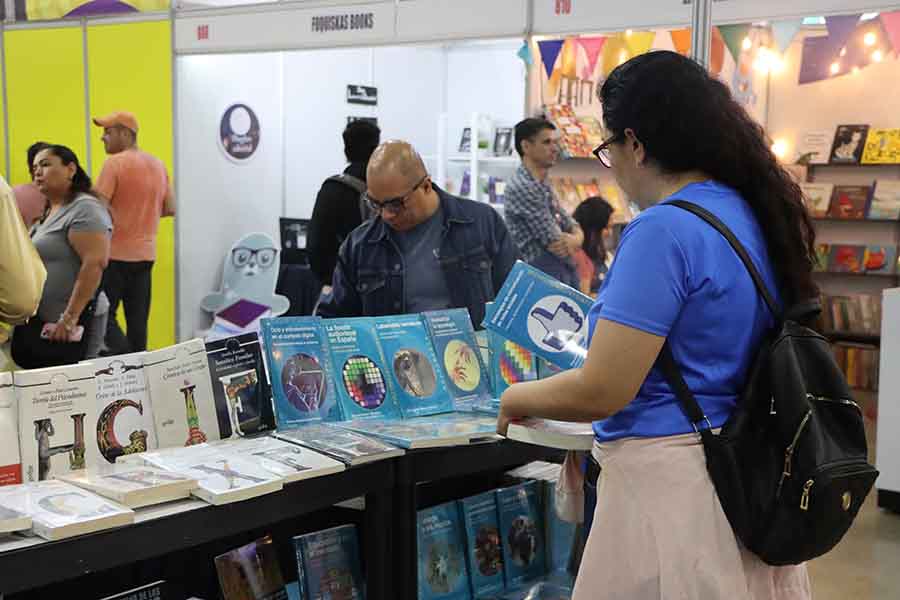 Asistentes a la Feria Internacional del Libro Monterrey 2023.
