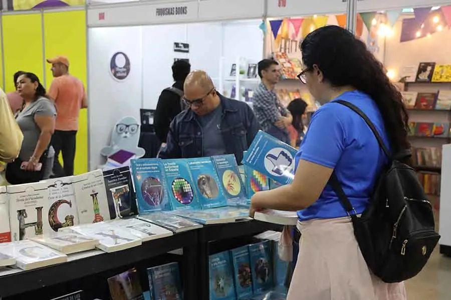 Asistentes a la Feria Internacional del Libro Monterrey 2023.