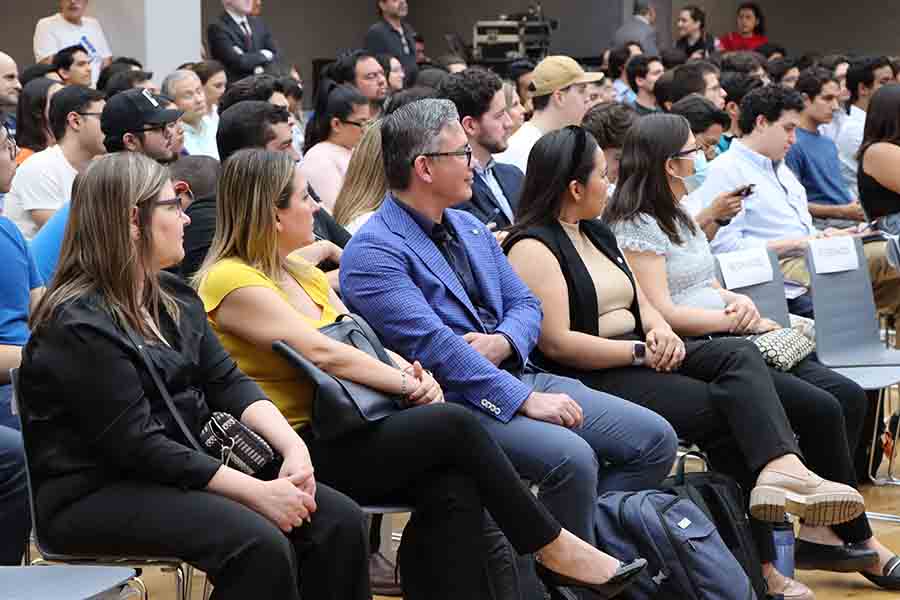 Asistentes a la conferencia de Lorenzo Córdova en el Tec de Monterrey. 