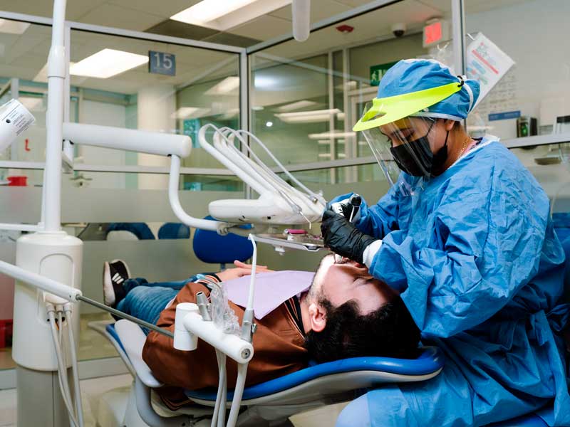 El Centro Académico de Atención Odontológica ofrece diversos tratamientos especializados en cuidado dental.