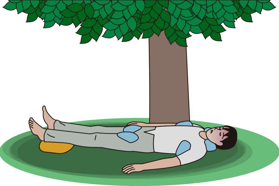 Ilustración de una persona con golpe de calor, quien ha sido colocada bajo la sombre de un árbol y con paños húmedos para bajar su temperatura corporal