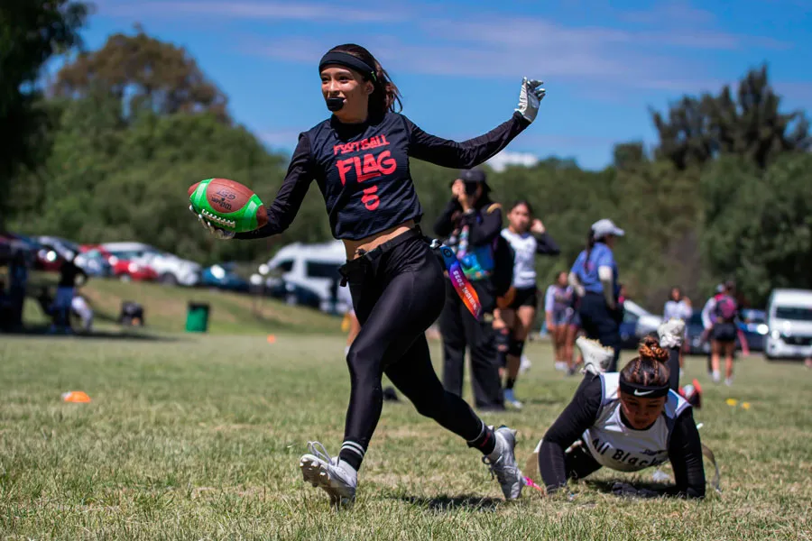 Jugadora de Borregos Laguna disputa partido de flag football con la selección de Coahuila