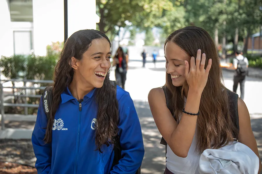 Atleta paraolímpica, Lorena Puente, caminando con sus compañeros en el Tec de Monterrey