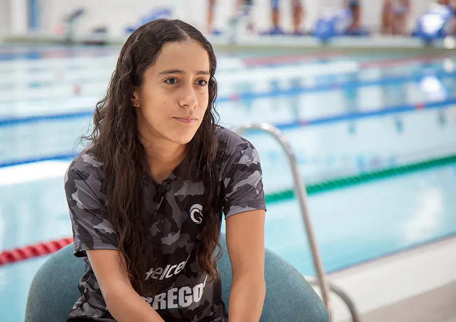 Atleta del Tec, Lorena Puente, en entrevista en alberca campus Monterrey