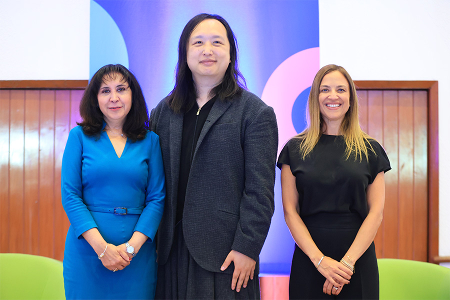 De izquierda a derecha: Ver&oacute;nica Pedrero, directora general del Tec campus Estado de M&eacute;xico; Audrey Tang, exministra digital de Taiwan; Paulina Campos, vicepresidenta de los campus del Tec en la Ciudad de M&eacute;xico.
