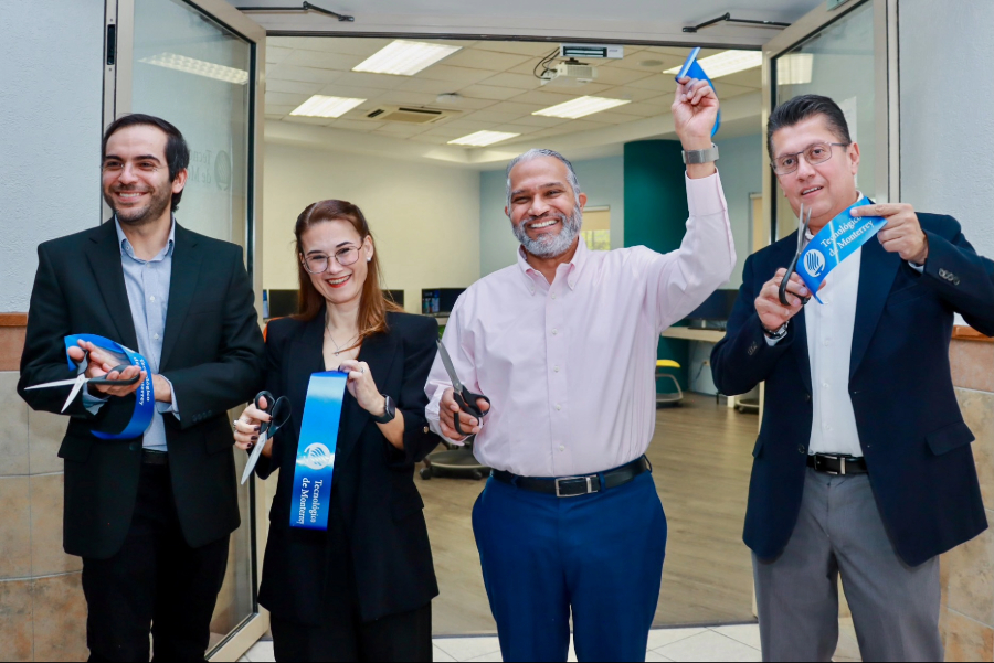 Autoridades educativas del Tec de Monterrey cortan el listón inaugural del Laboratorio de IA y Tecnologías Móviles.