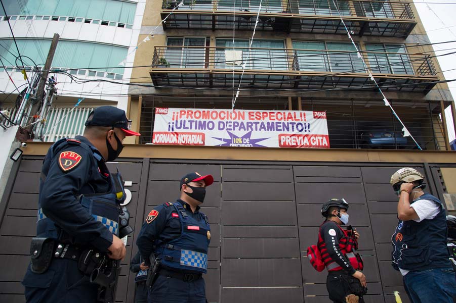 Autoridades resguardan zona de sismo durante pandemia.