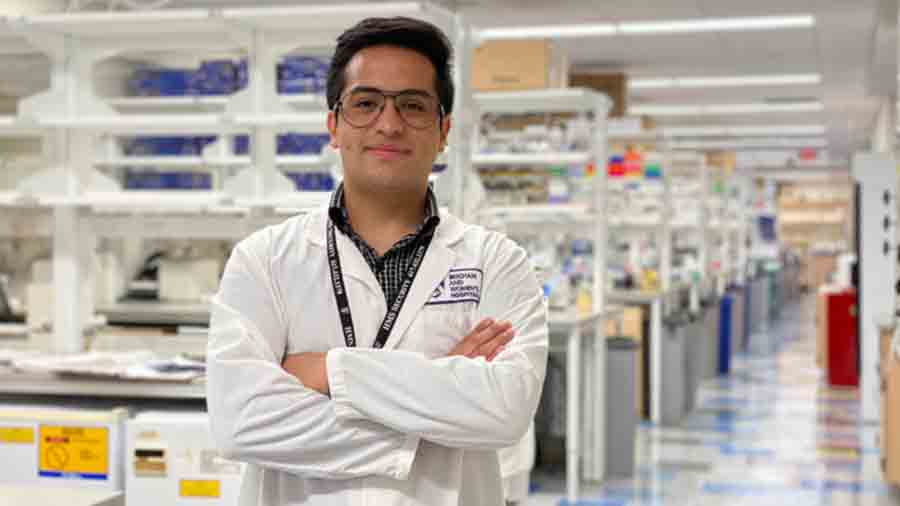 Axel en un laboratorio de investigación médica en Harvard