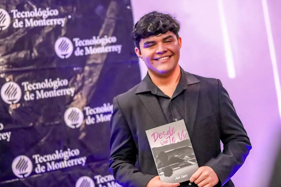 Axel López escritor PrepaTec Obregón presentando su libro