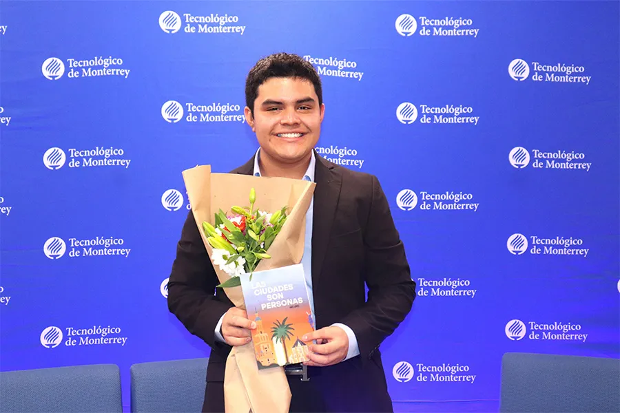 Axel L&oacute;pez en su presentaci&oacute;n de su libro y poemario Las Ciudades Son Personas