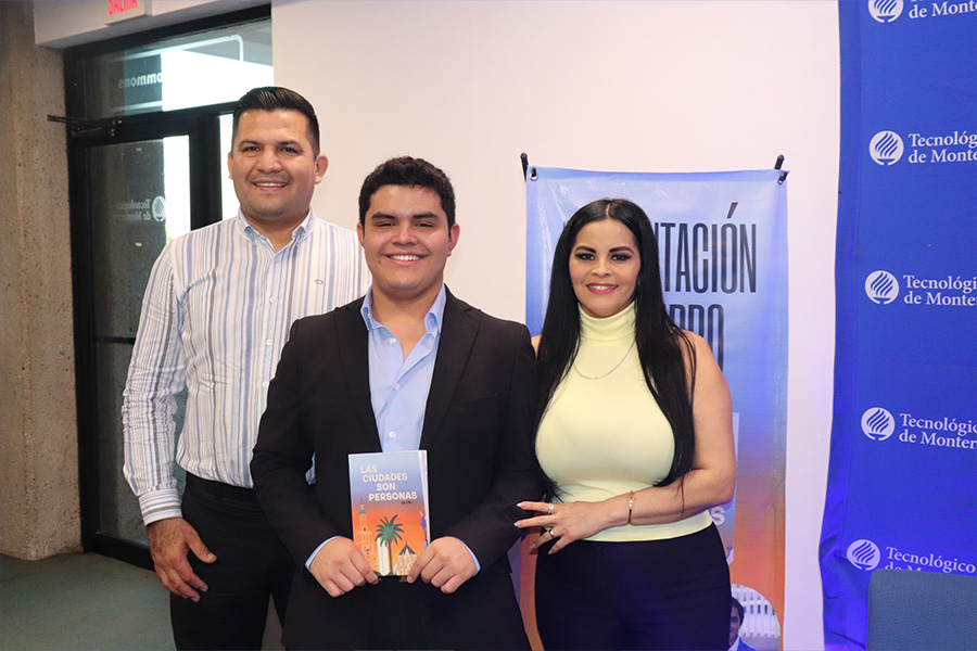 Axel López en su presentación de su libro y poemario Las Ciudades Son Personas