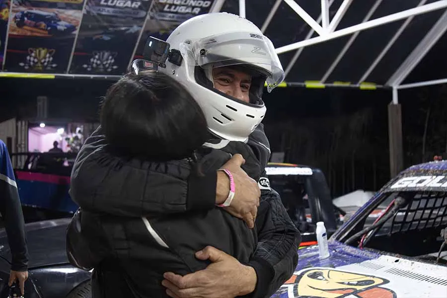 Dos personas se abrazan.