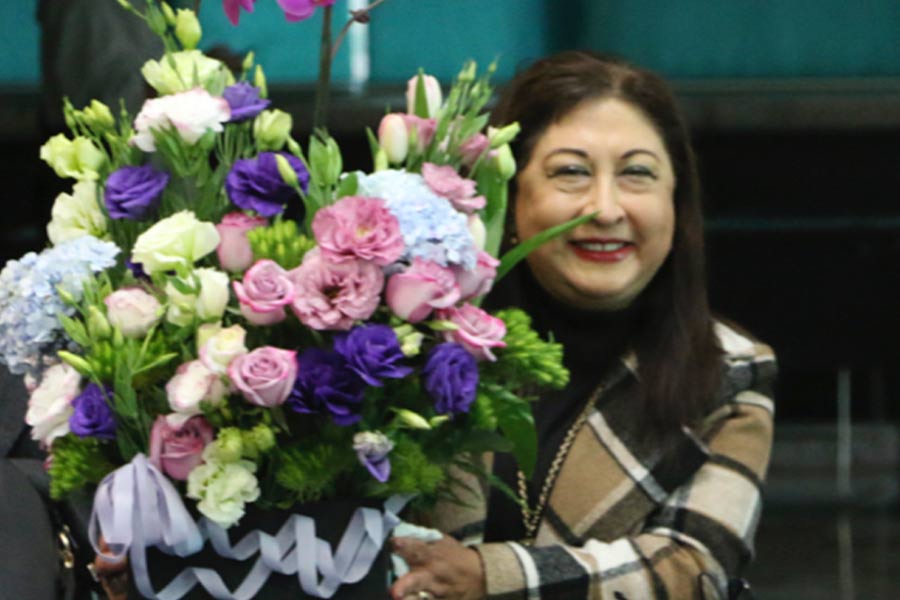 2018. Bertha Leticia Guerrero, recibiendo un presente por parte de sus compañeros colaboradores.