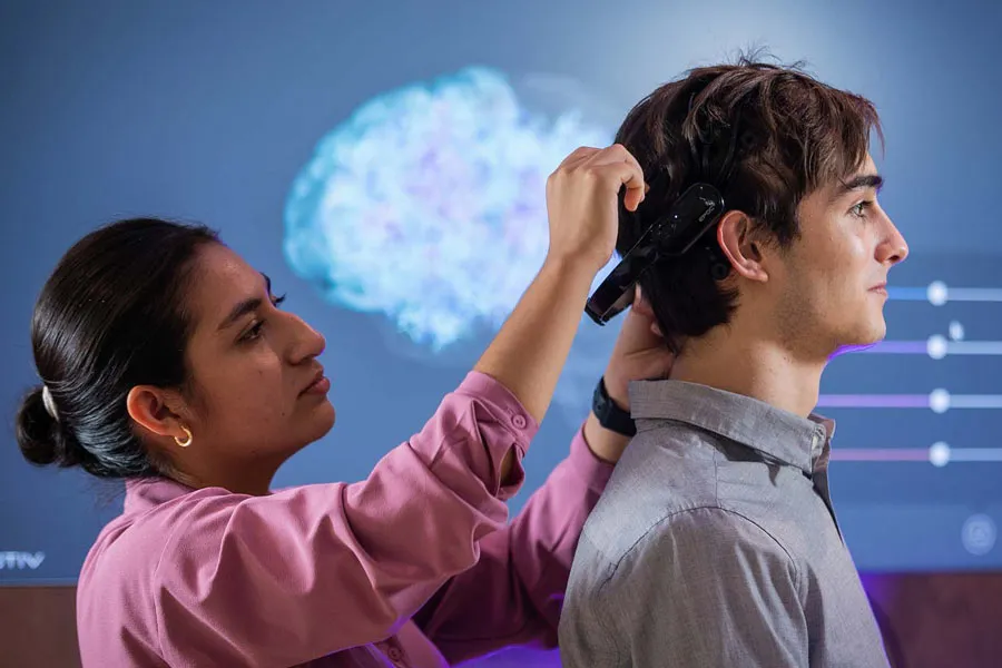 Así se usa el dispositivo de electro-encefalograma, que mide las ondas cerebrales