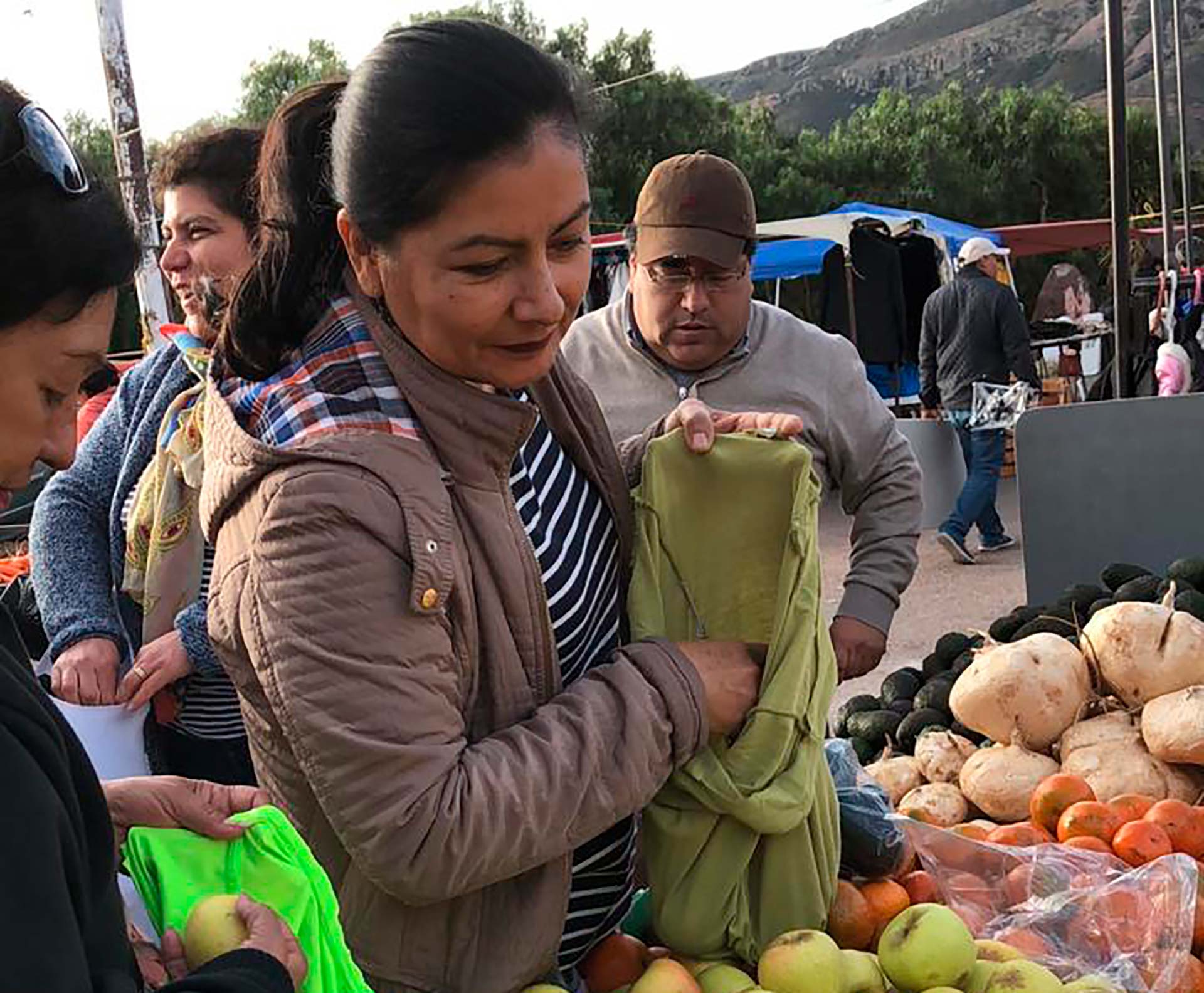 Las personas en el tianguis reemplazaron las bolsas de plástico para realizar sus compras.