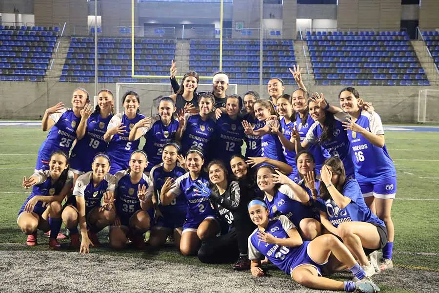 Jugadoras de Borregos Monterrey de futbol femenil celebran tetracampeonato de la CONADEIP.