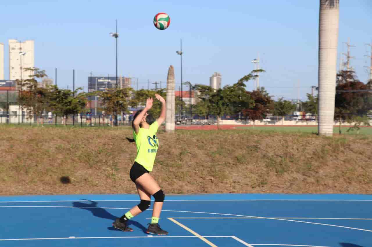 Dalay López, integrante del equipo representativo Borregos Tampico de voleibol, haciendo un voleo.