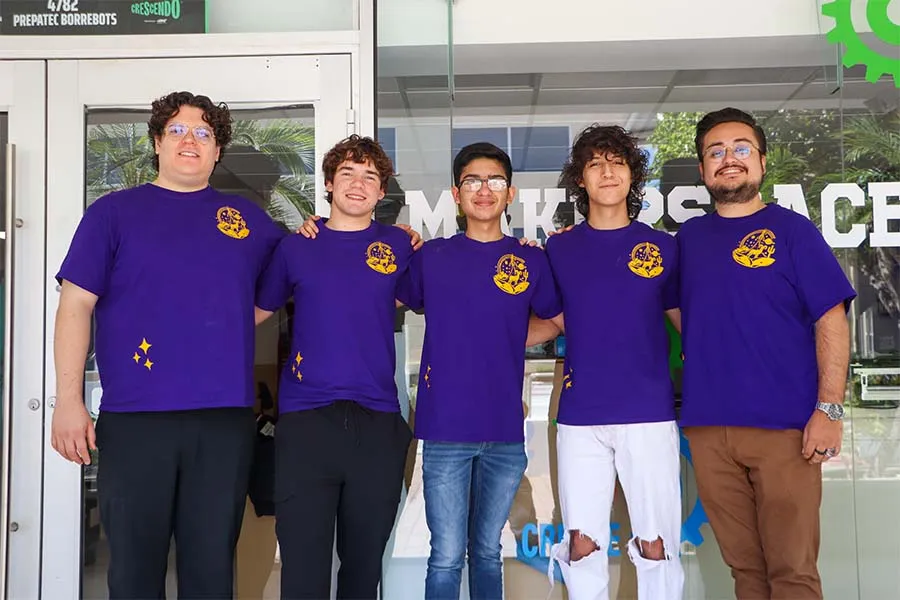 Foto grupal de 2 profesores y 3 alumnos.