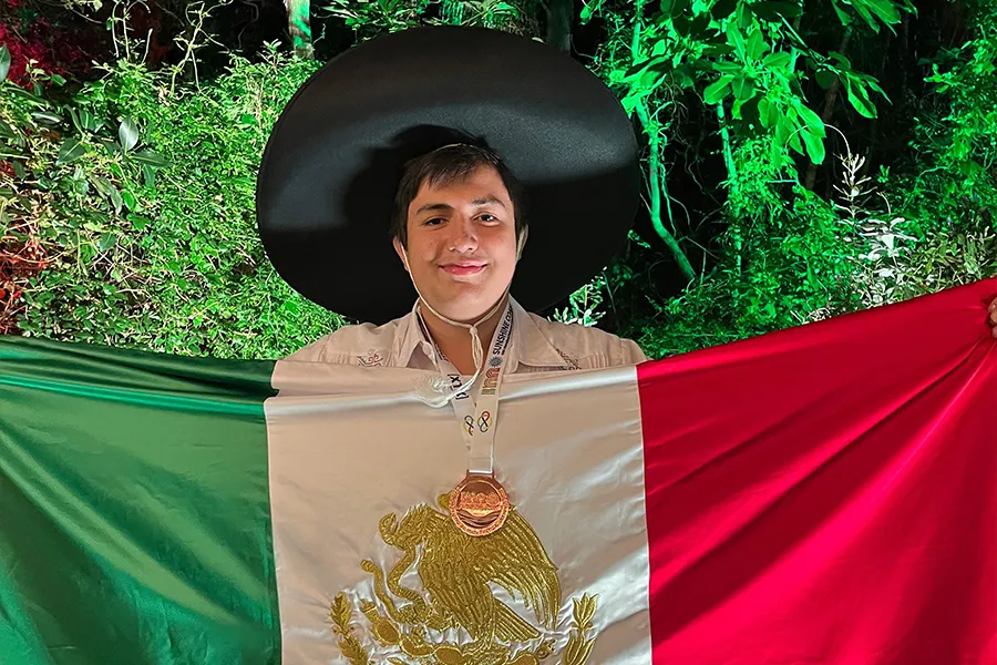 Javier Caram, alumno de PrepaTec CCM, con medalla de bronce en la Olimpiada Internacional de Matemáticas 2025 en Australia.