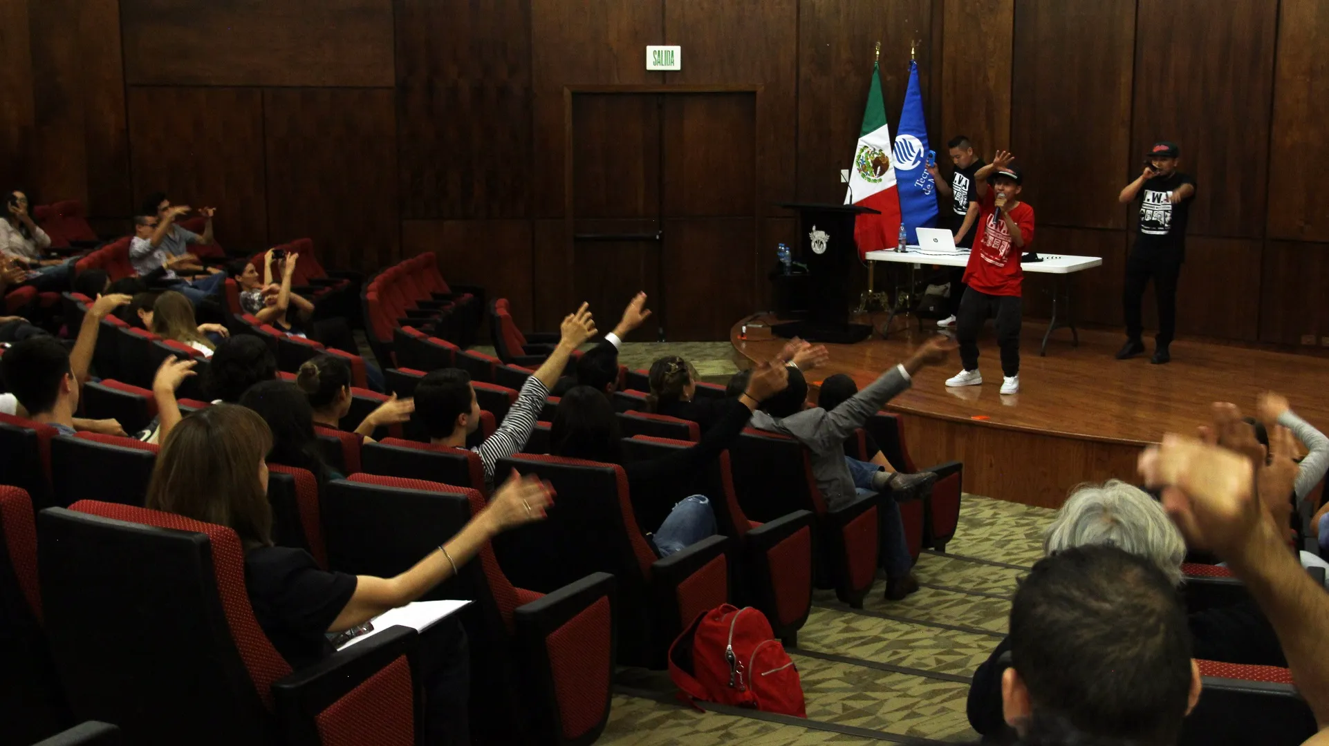 El público se puso a cantar