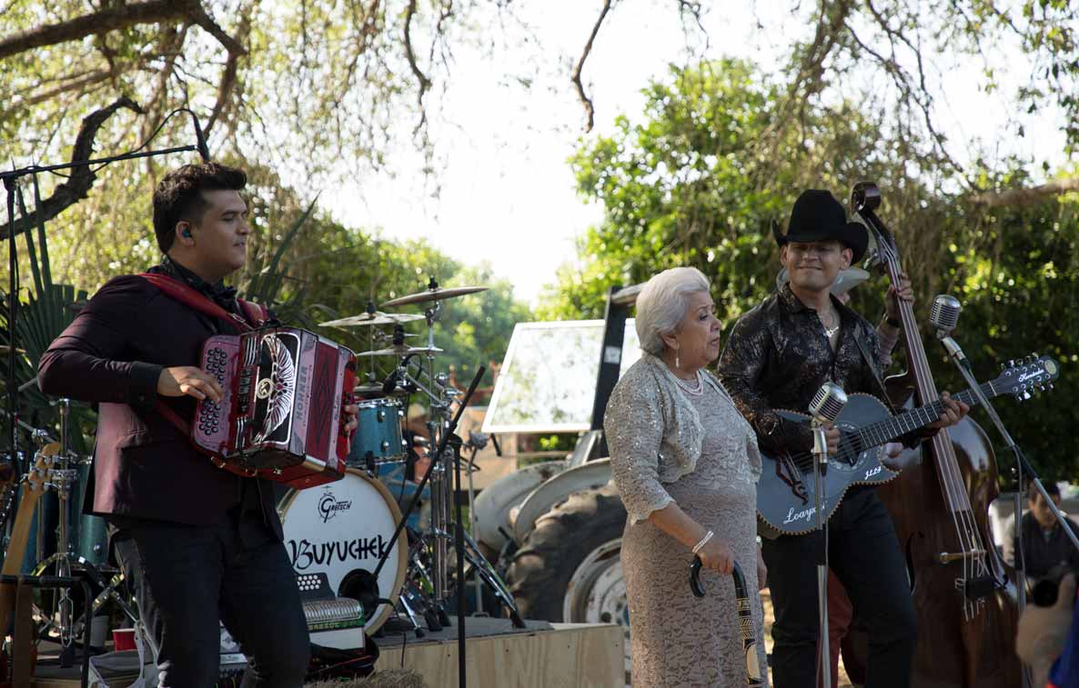 El tercer disco de Buyuchek se llama Las canciones de la abuela.