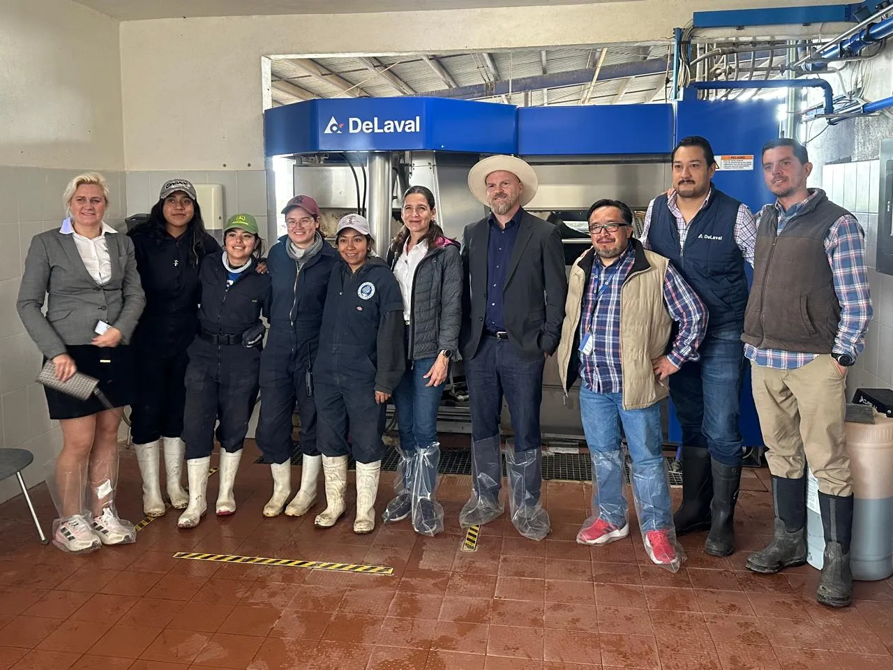 Docentes y estudiantes en el establo lechero de Campo AgroExperimental