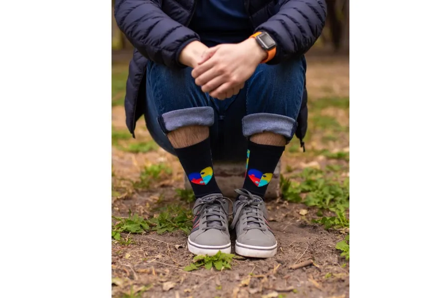 Calcetines simbólicos del autismo diseñados por MARE para la recaudación de fondos para las becas