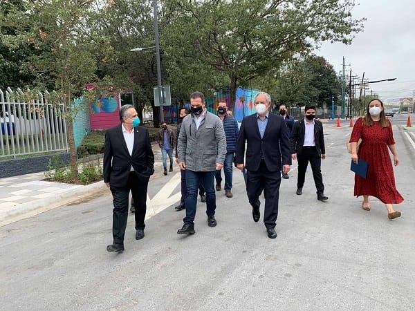 El alcalde de Monterrey dio un recorrido por la calle junto a directivos del Tec.