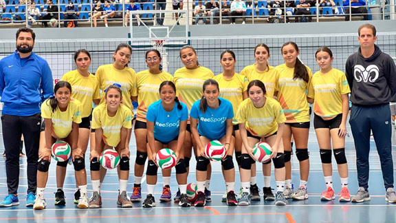 Equipo de voleibol tampico en intercampus 