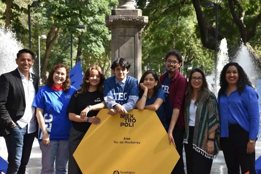De izq, a dcha.: Pablo, Lupita, Andrea, Emmanuel, Thalía, Victor, Diana y Melissa; equipo creador y directores del Pabellón Alae. Foto: Fernanda Portillo.
