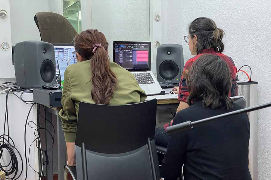 Los docentes recibieron el apoyo de las estudiantes de producción musical (LTM) María José Gómez y Paola Zozaya durante la grabación