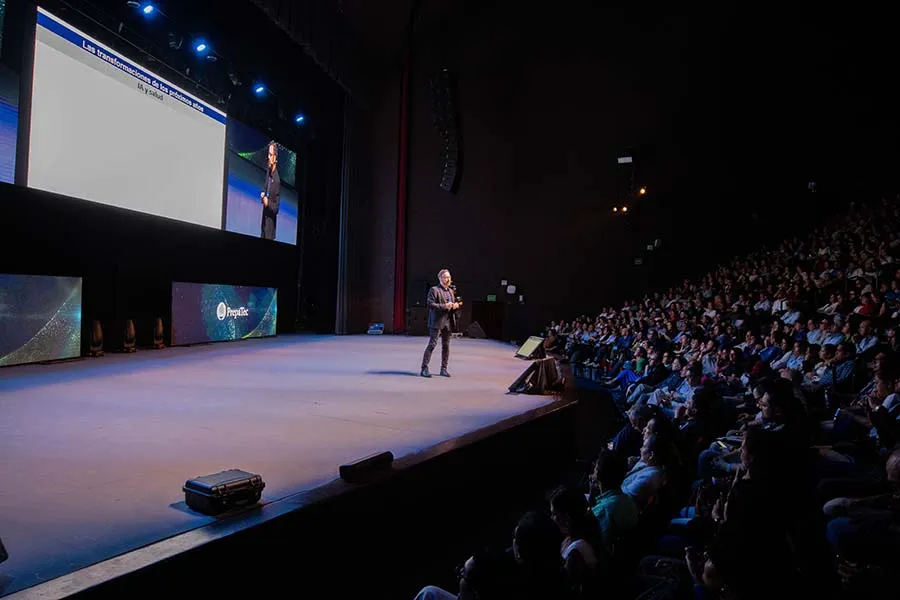 La charla sobre inteligencia artificial se realizó en el Auditorio Luis Elizondo. FOTO: Amirhossein Hosseini