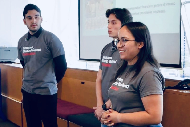 Carolina Venegas, estudiante de Finanzas del Tec campus Chihuahua expone las características de la app Clarito.