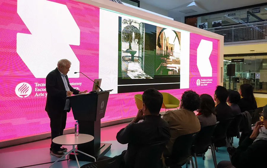 El arquitecto Luis E. Carranza durante su ponencia en el campus Ciudad de México.