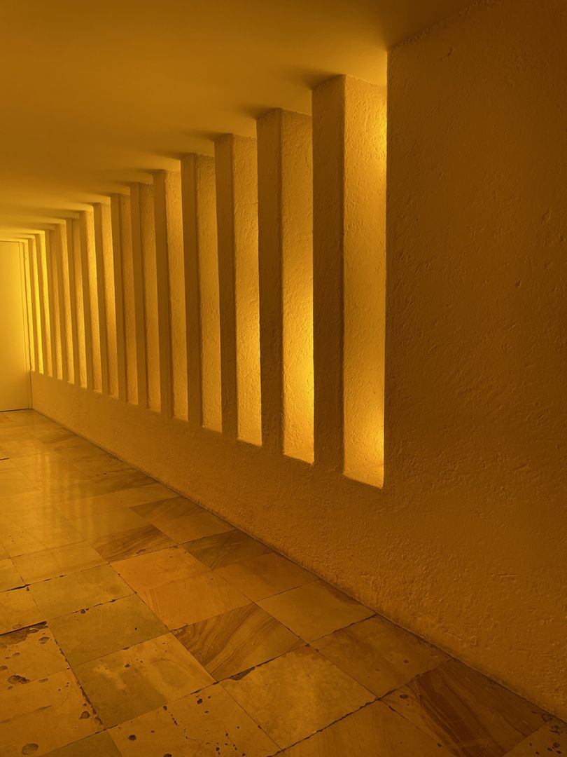 Pasillo con luz naranja, obra de Luis Barragán.