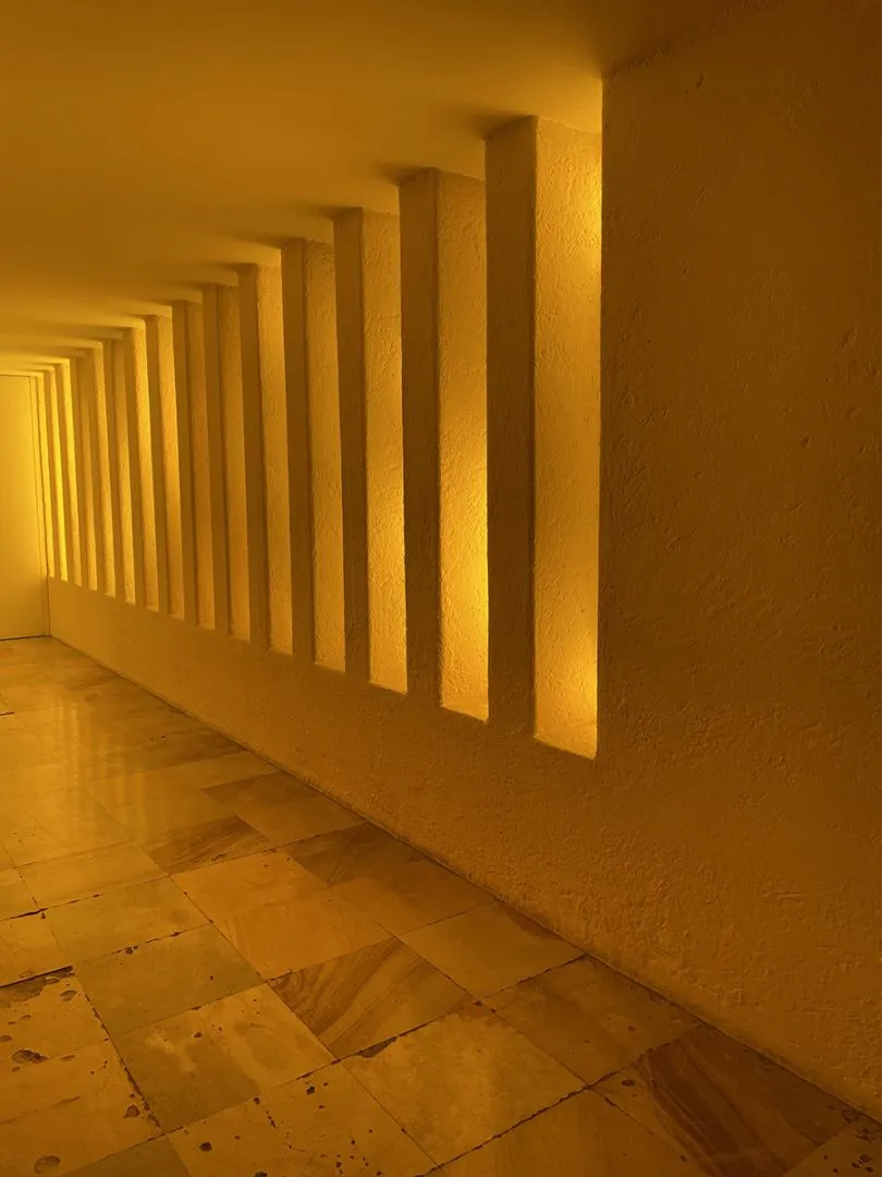 Pasillo con luz naranja, obra de Luis Barragán.