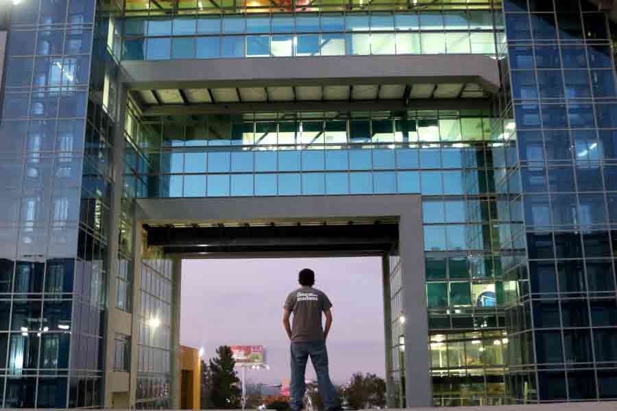 Este edificio ofrece una amplia vista dentro y fuera de él, ya que esta cubierto de cristal y cuenta con un arco por donde se puede experimentar una vista particular.