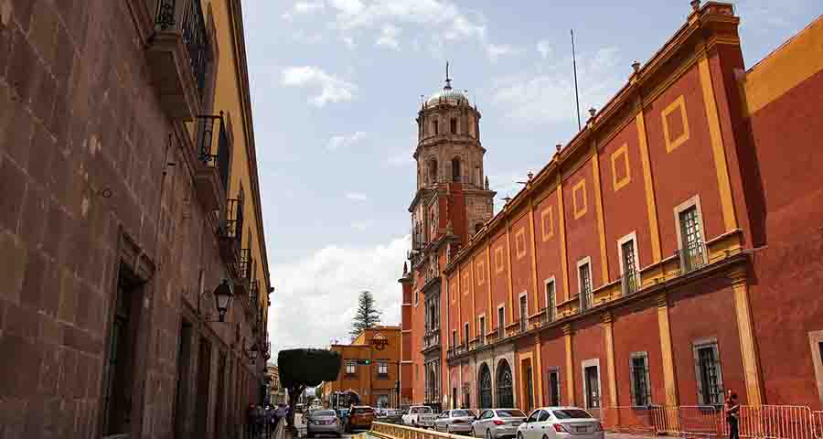 El Tec campus Querétaro coordina un plan regenerativo para mejorar las condiciones insalubres del río que cruza la capital del Estado.  