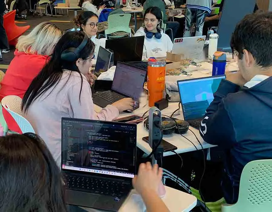 Certamen de neuroingenieria Brainio en el que destacaron estudiantes del Tec Guadalajara.