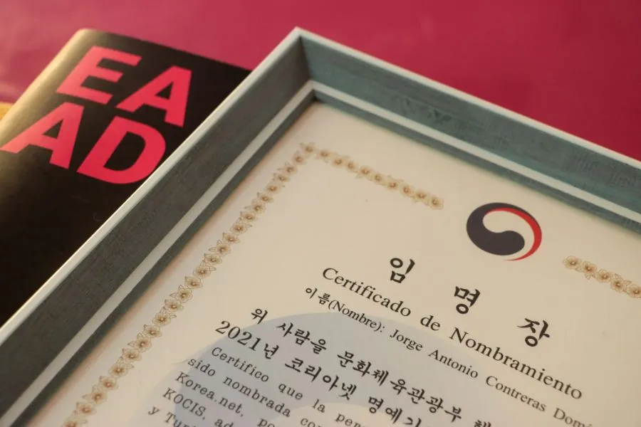 Certificado del profesor Jorge Contreras y un cuaderno de la Escuela de Arquitectura, Arte y Diseño